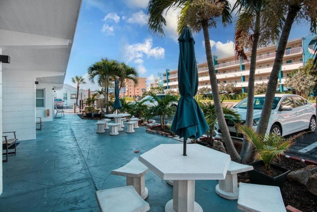 Sunset At Madeira Beach! Pet Friendly Getaway!- 1 Appartement *